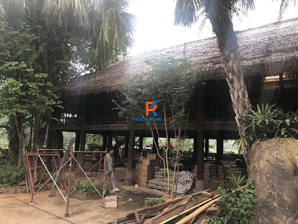  thi công phần mái của nhà sàn sử dụng tranh nhân tạo để lợp mái nhà sàn